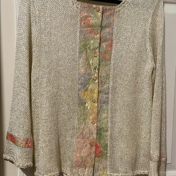 Chic Cream Cardigan with Floral Details - Picture 4 of 14